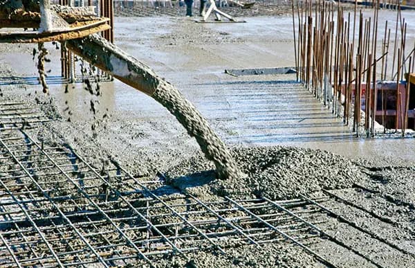 يظهر سطح لأحد الابنية أثناء عملية الصب